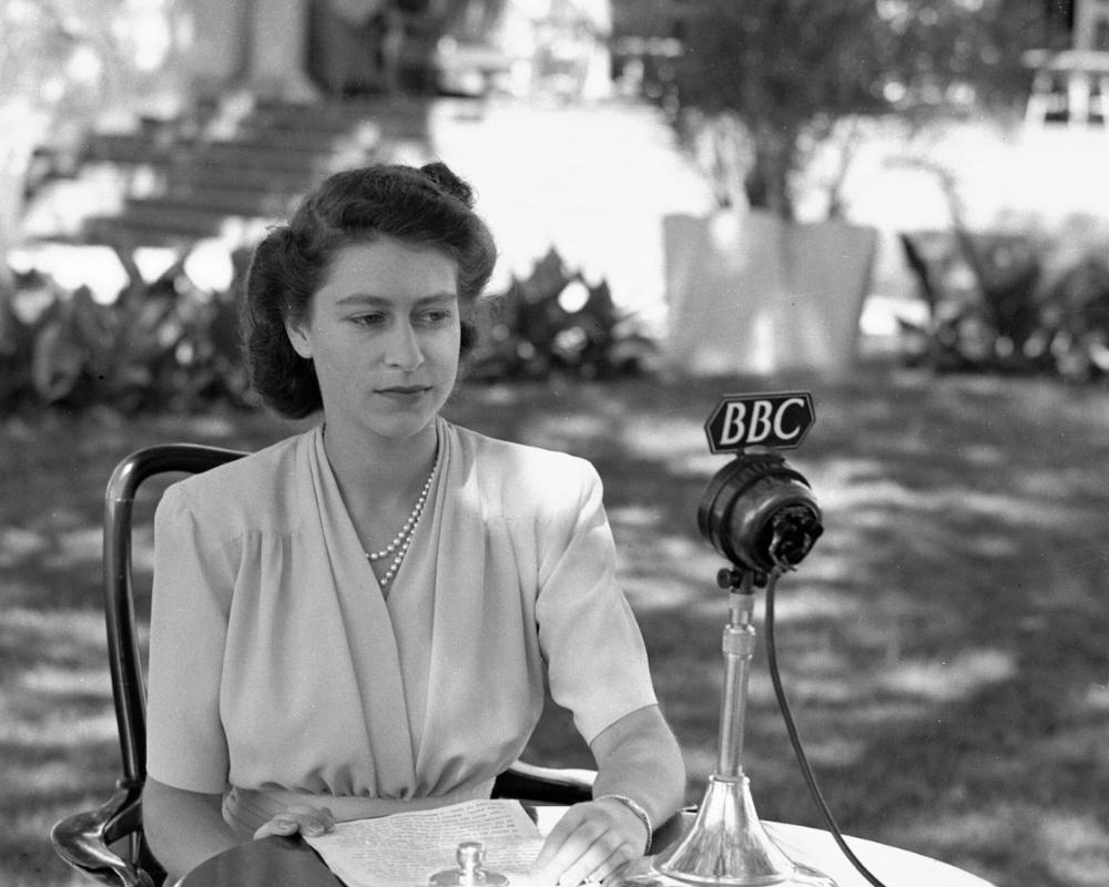 1947: ELIZABETH DEDICATES HER LIFE TO PUBLIC SERVICE