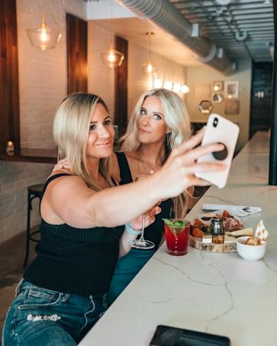 What you need to know about those “selfie girls”