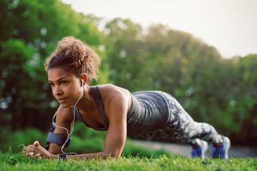 6 Unexpected Benefits of Doing Planks (Beyond Building Core Strength), According to Personal Trainers