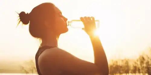 Tips to stay hydrated the right way during the summer 