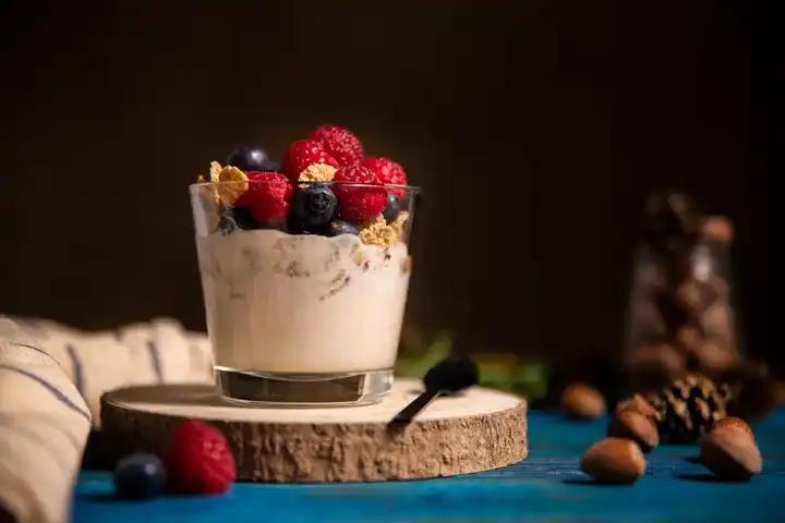 Greek yoghurt with almonds and berries