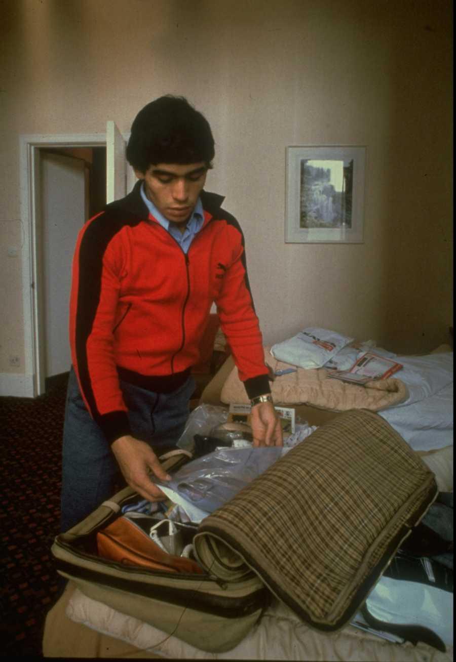 <p>A young Maradona packing.</...