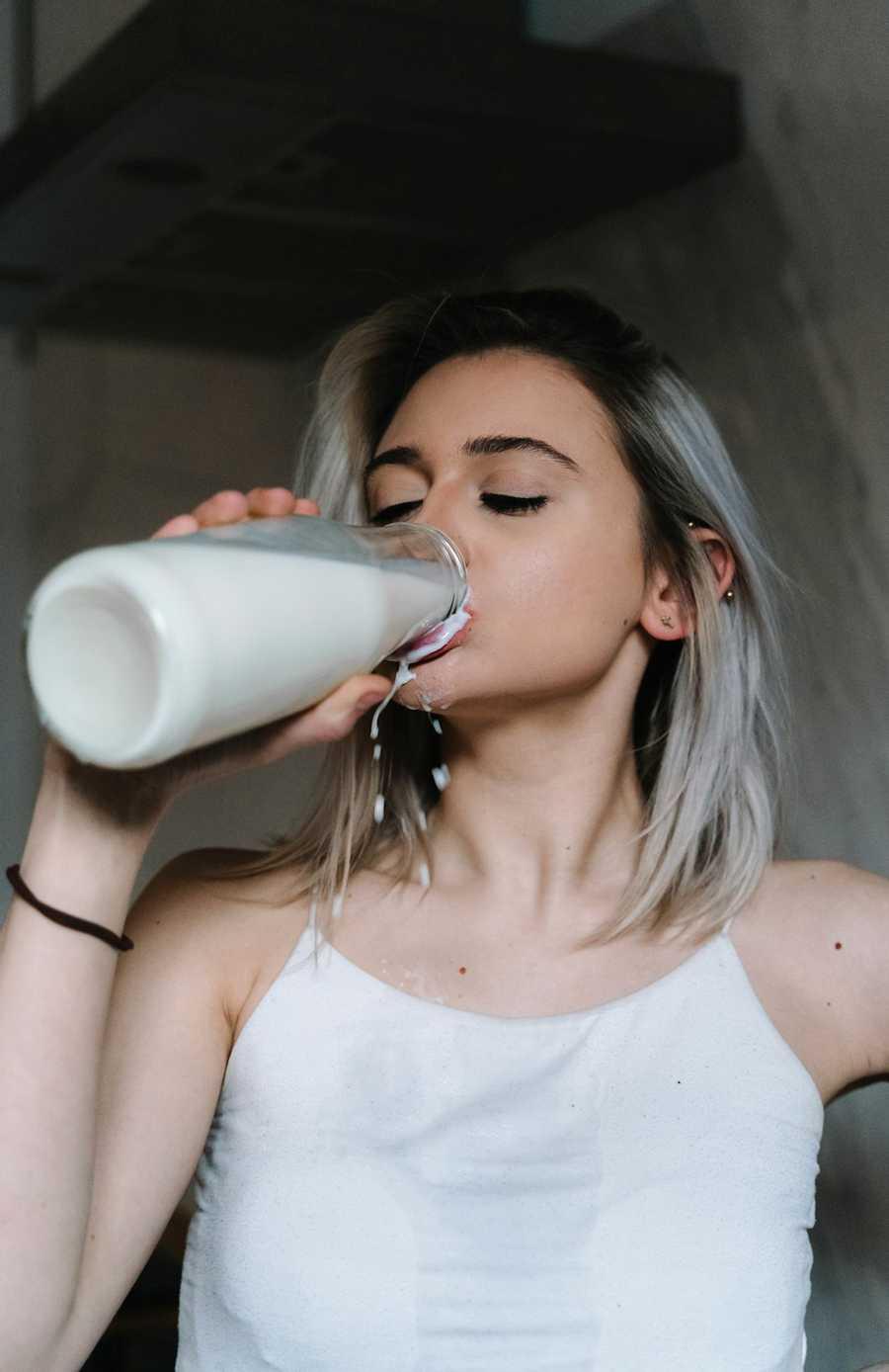 1Drinking milk is important for strong bones.